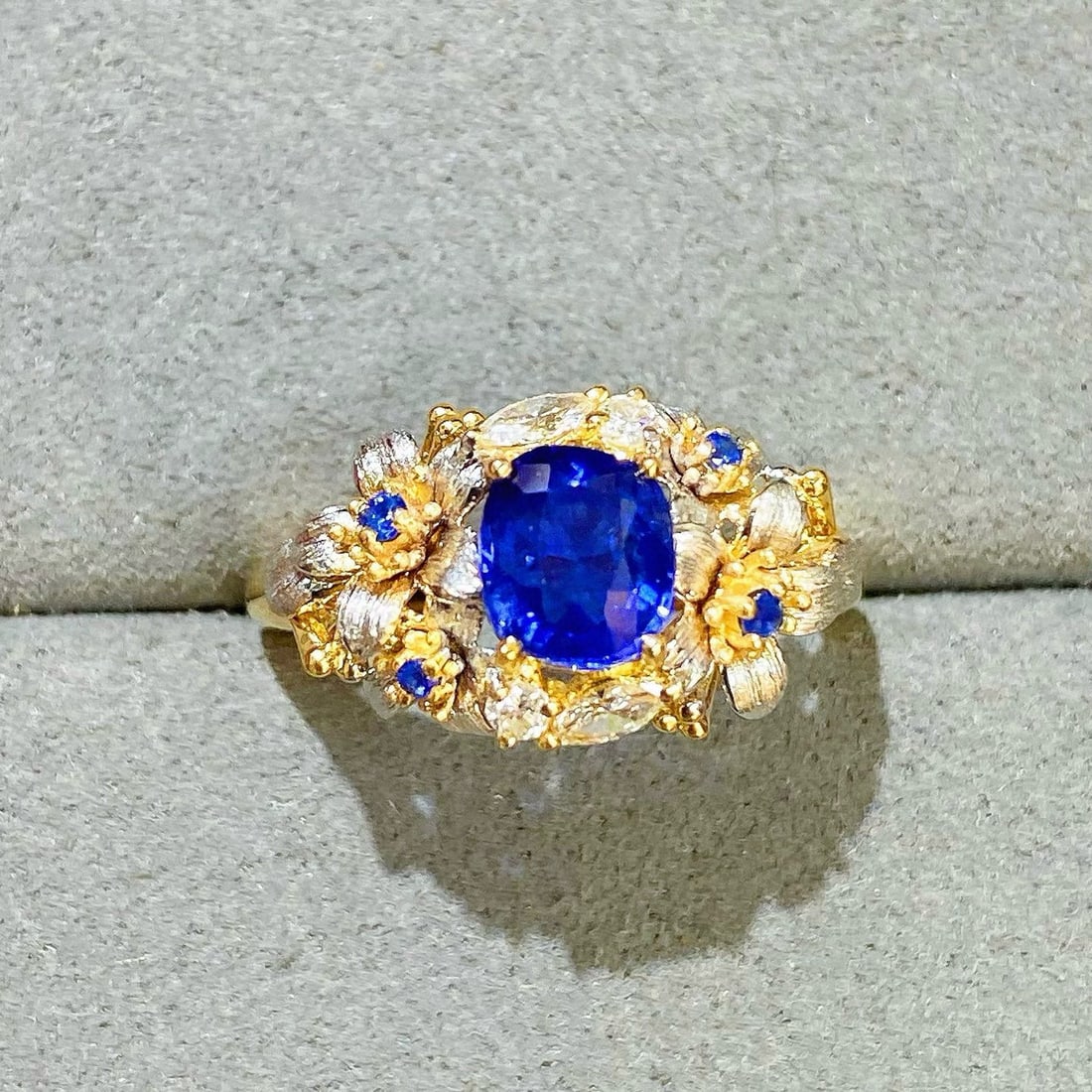 14k Gold 1.34 Ctw Vivid Blue Natural Sapphire & Diamond Ring - 3