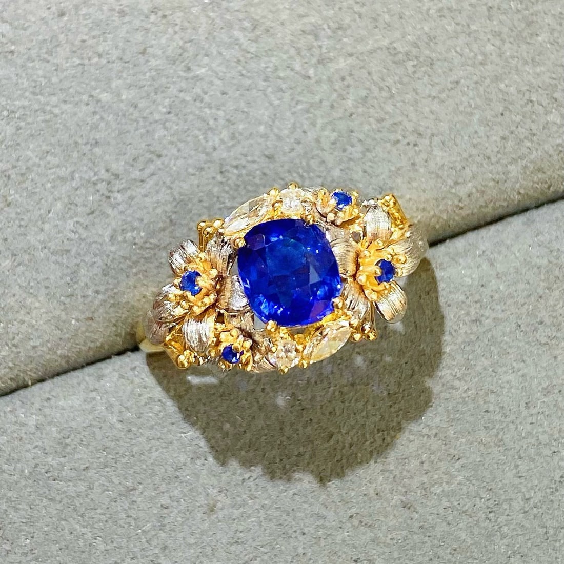 14k Gold 1.34 Ctw Vivid Blue Natural Sapphire & Diamond Ring - 4