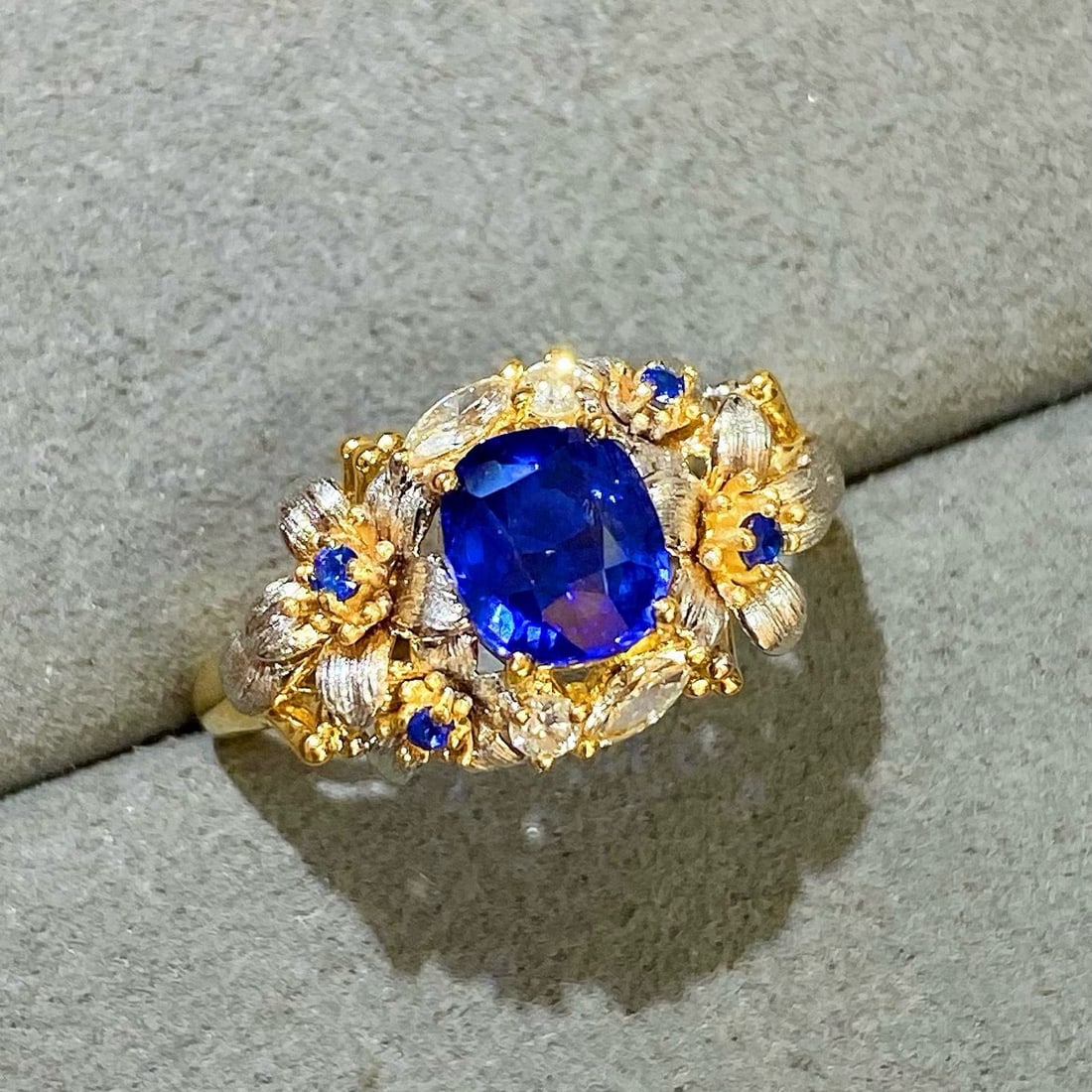 14k Gold 1.34 Ctw Vivid Blue Natural Sapphire & Diamond Ring - 5