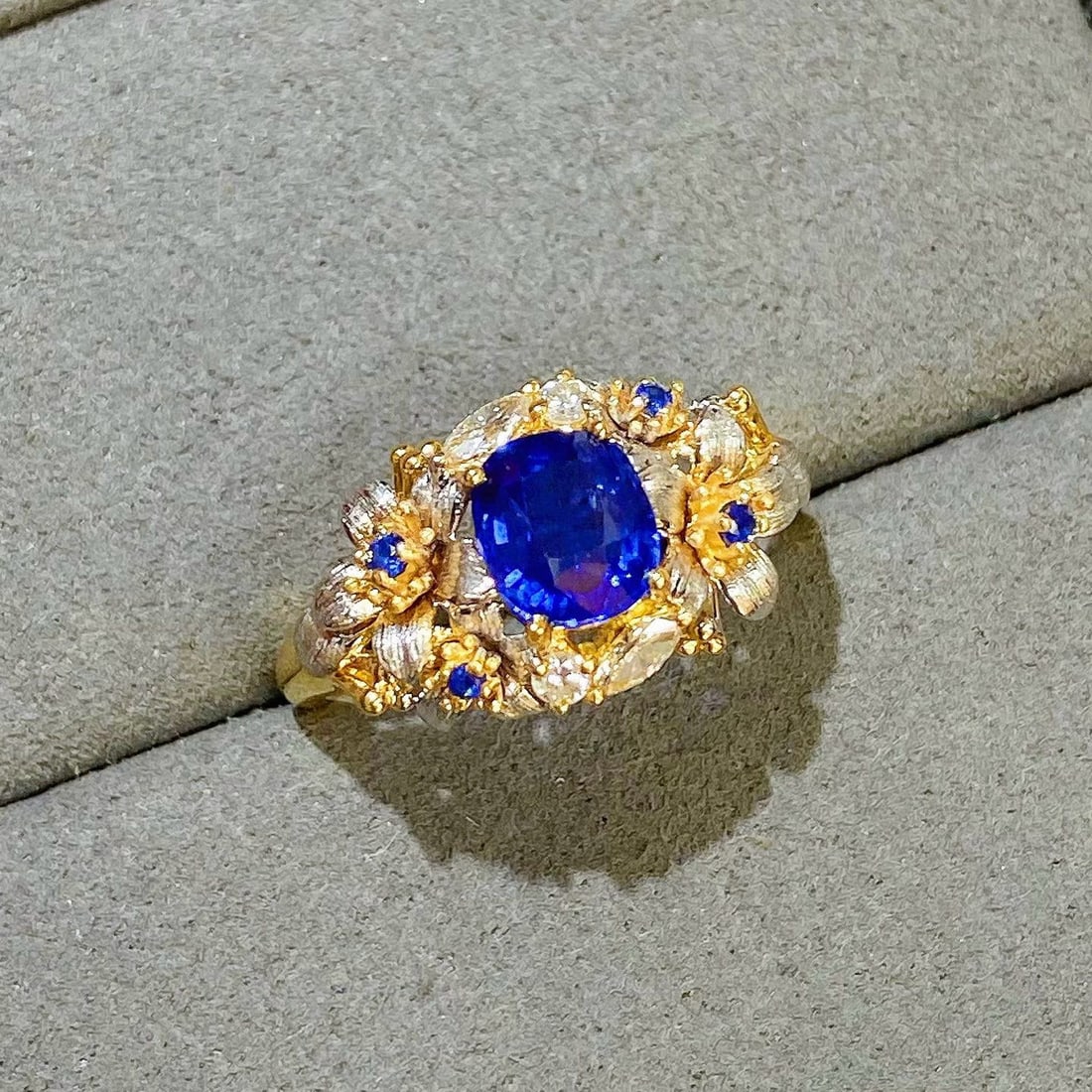 14k Gold 1.34 Ctw Vivid Blue Natural Sapphire & Diamond Ring - 7