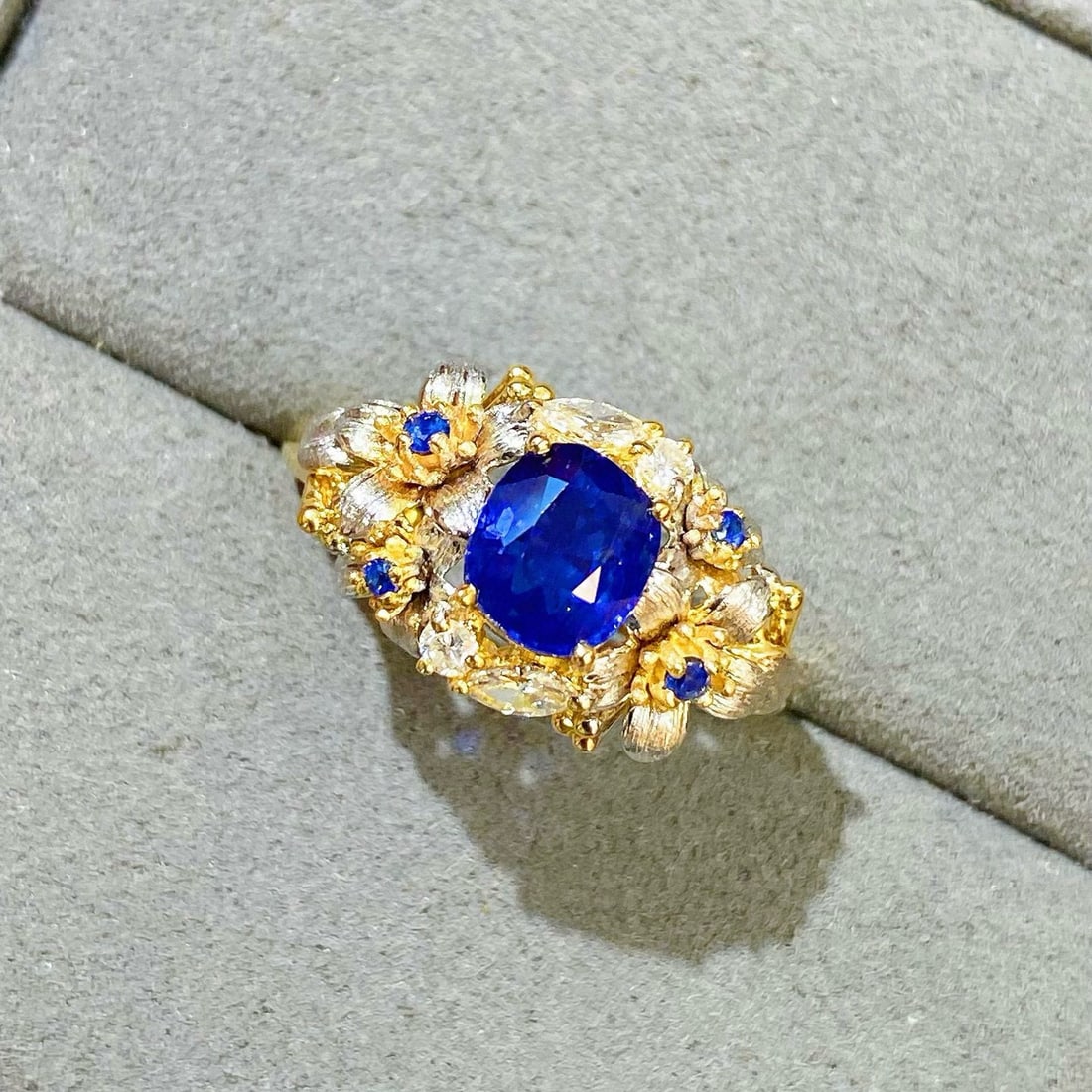 14k Gold 1.34 Ctw Vivid Blue Natural Sapphire & Diamond Ring - 8