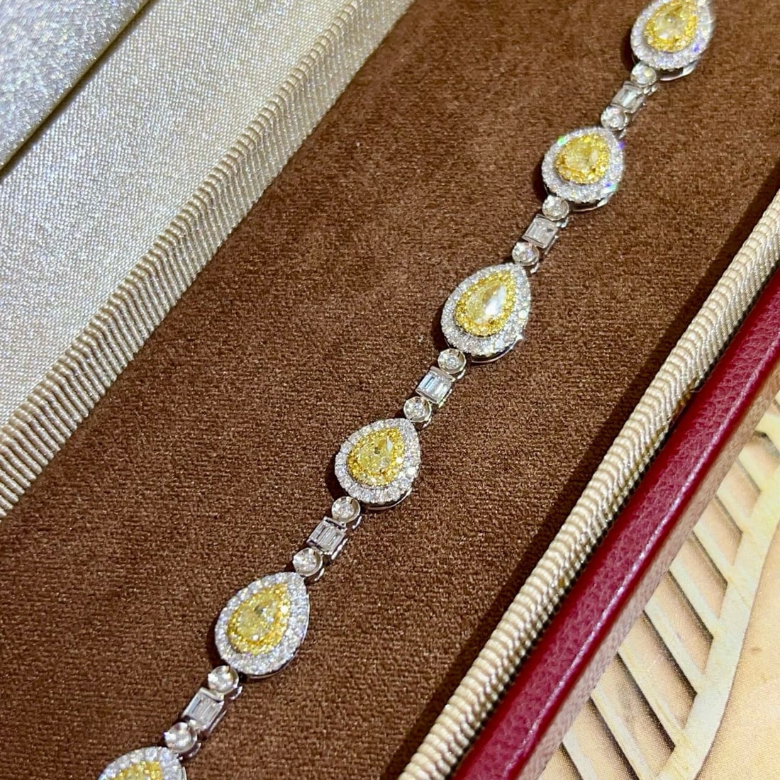 14k Gold 3.52 Ctw Natural Yellow Diamond & Diamond Bracelet: Ref:231046229 // gold content:14k gold // main gemstone:yellow diamond // shape:pear // carat weight:1. 9ct // color:yellow // treatment:natural // // adjacent gemstone 2 : diamond // shape:multiply /