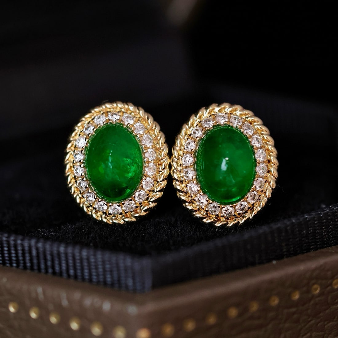 14k Gold 1.46 Ctw Vivid Green Natural Emerald & Diamond Earrings: Ref:231046231 // gold content:14k gold // main gemstone:emerald // shape:oval // carat weight:1. 25ct // color:vivid green // treatment:natural // // adjacent gemstone 2 : diamond // shape:round //