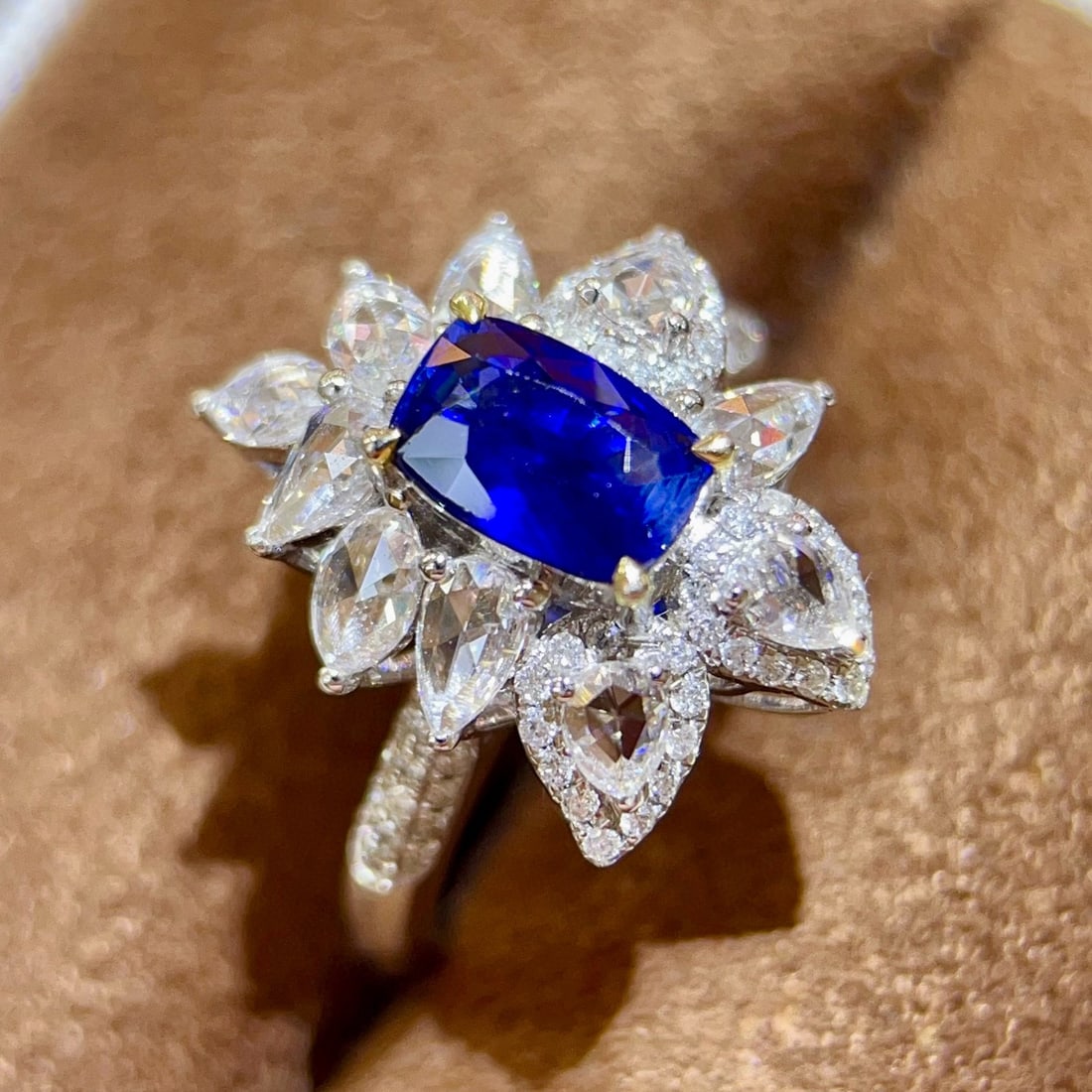 14k Gold 1.85 Ctw Vivid Blue Natural Sapphire & Diamond Ring - 3