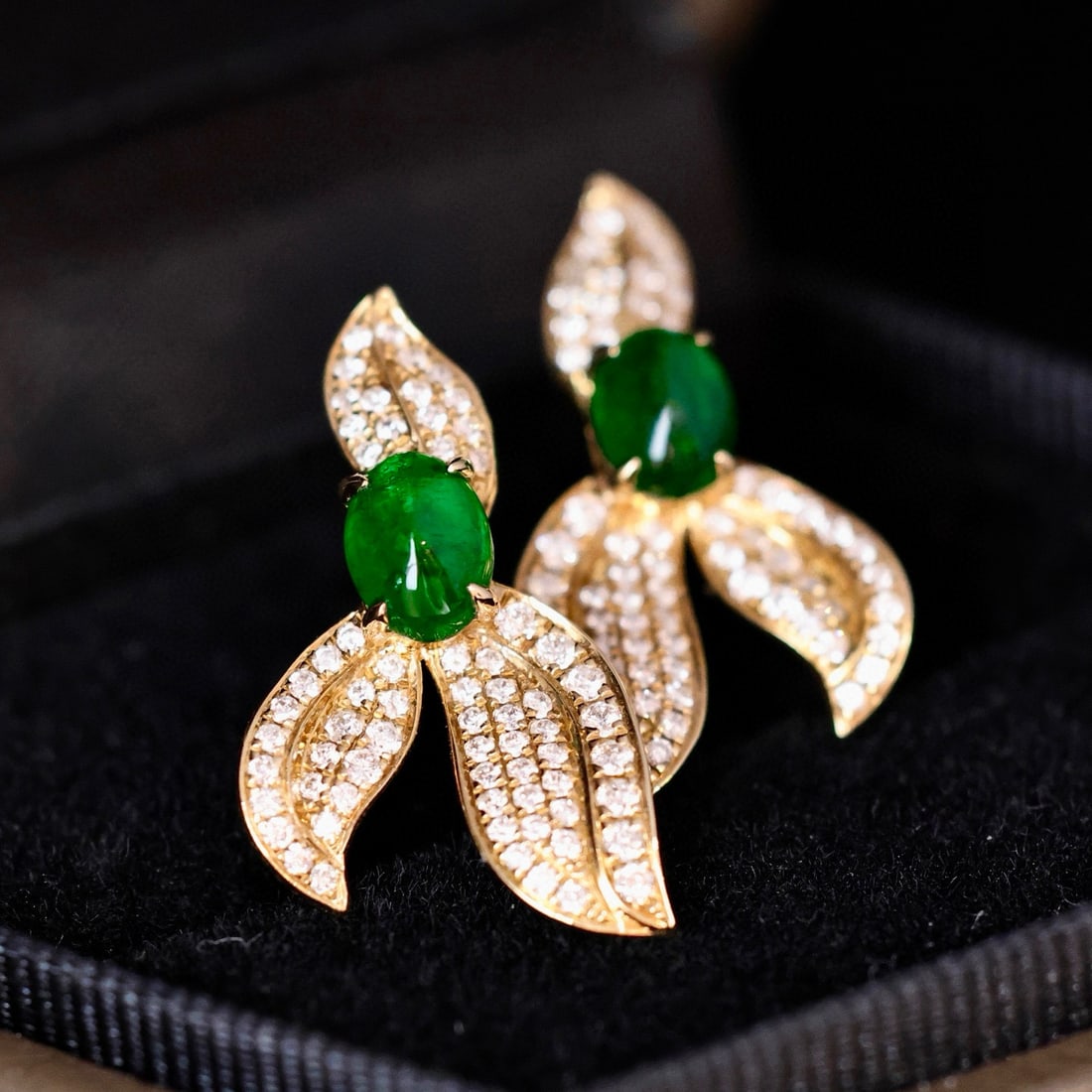 14k Gold 1.22 Ctw Vivid Green Natural Emerald & Diamond Earrings: Ref:231046241 // gold content:14k gold // main gemstone:emerald // shape:oval // carat weight:0. 8ct // color:vivid green // treatment:natural // // adjacent gemstone 2 : diamond // shape:round //