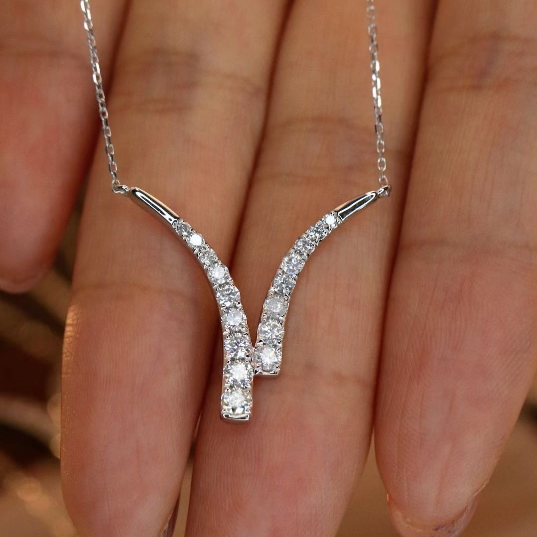 14k Gold 0.65 Ct Natural H Diamond Necklace: Ref:231046246 // gold content:14k gold // main gemstone:diamond // shape:round // carat weight:0. 65ct // clarity grade:vs-si // color:h // treatment:natural // cut grade:g // Low Estimate: 2600 High