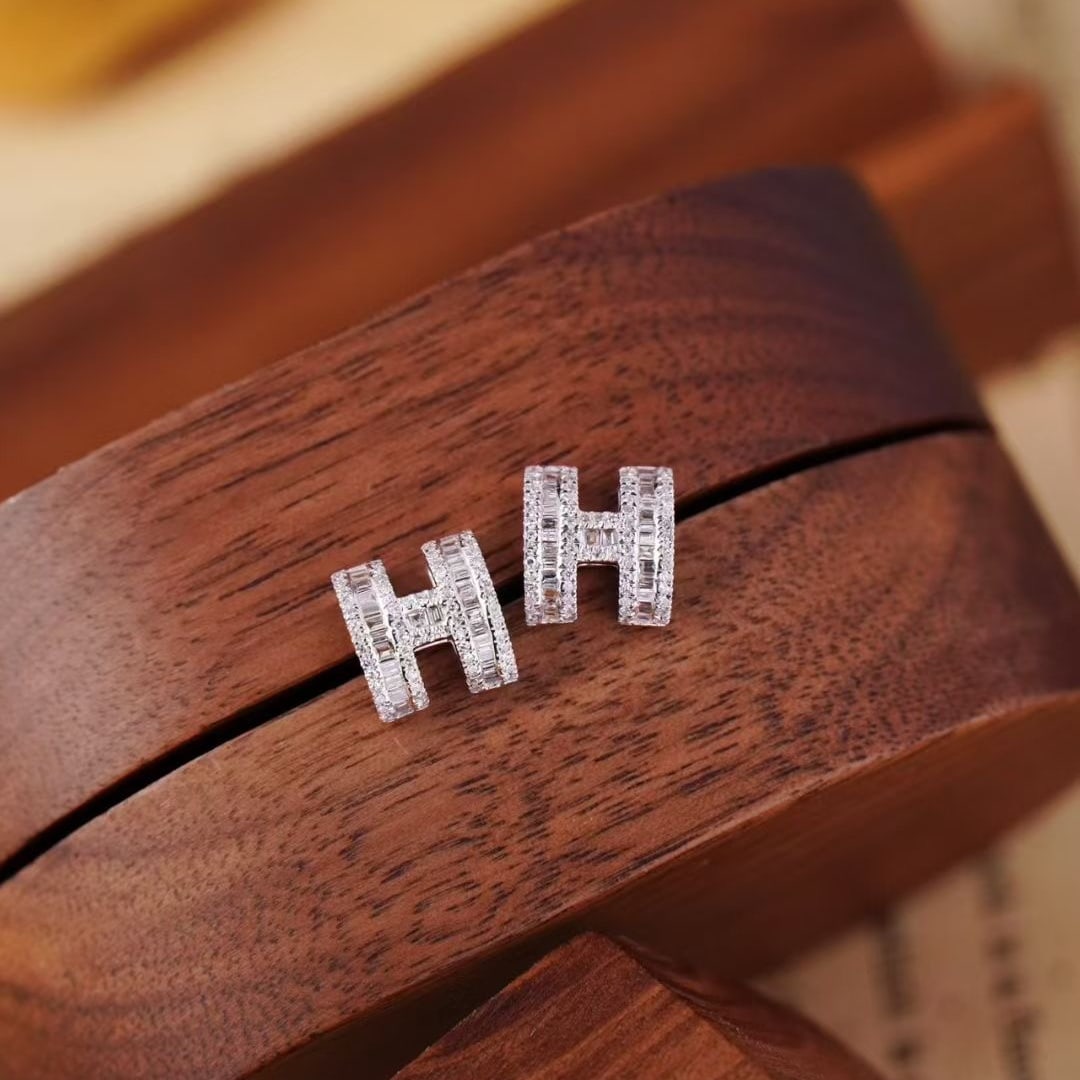 14k Gold 0.5 Ct Natural H Diamond Earrings: Ref:231046247 // gold content:14k gold // main gemstone:diamond // shape:multiply // carat weight:0. 5ct // clarity grade:vs-si // color:h // treatment:natural // Condition: New High Estimate: 2600