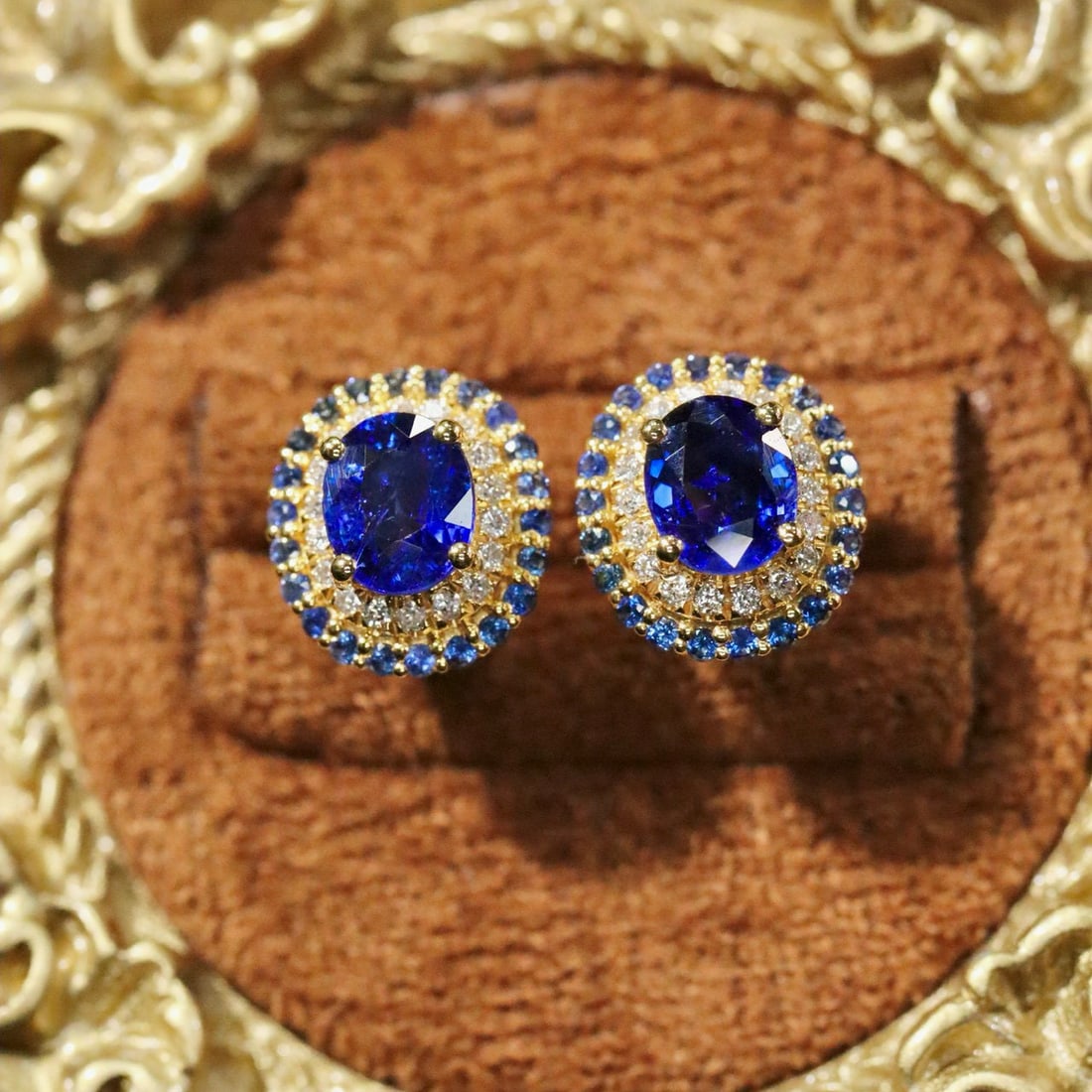 14k Gold 1.11 Ctw Vivid Blue Natural Sapphire & Diamond Earrings: Ref:231046270 // gold content:14k gold // main gemstone:sapphire // shape:oval // carat weight:1. 0ct // color:vivid blue // treatment:natural // // adjacent gemstone 2 : diamond // shape:round //