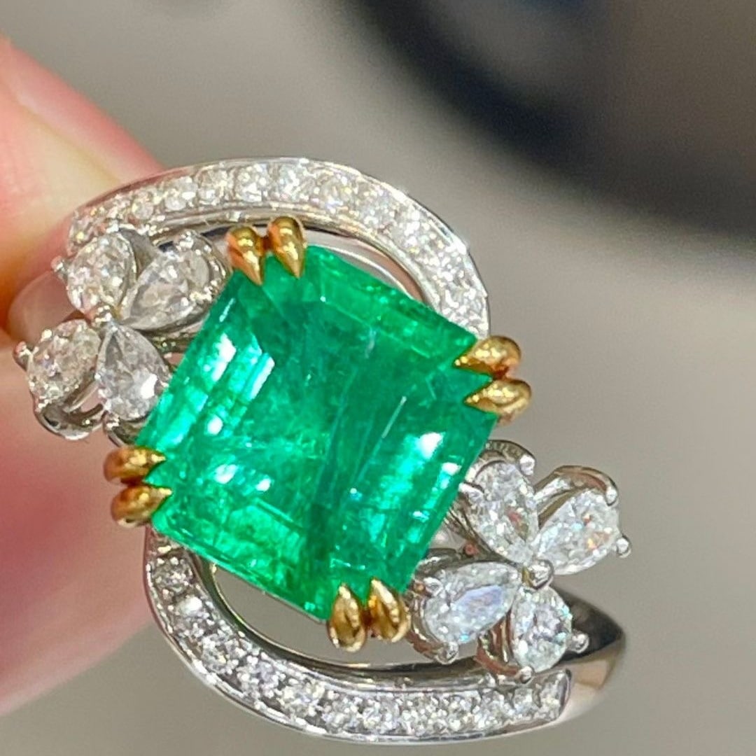 14k Gold 2.79 Ctw Vivid Green Natural Emerald & Diamond Ring: Ref:231046275 // gold content:14k gold // ring size:7. 25us // // main gemstone:emerald // shape:octagonal // carat weight:2. 35ct // color:vivid green // treatment:natural // // adjacent gemstone 2