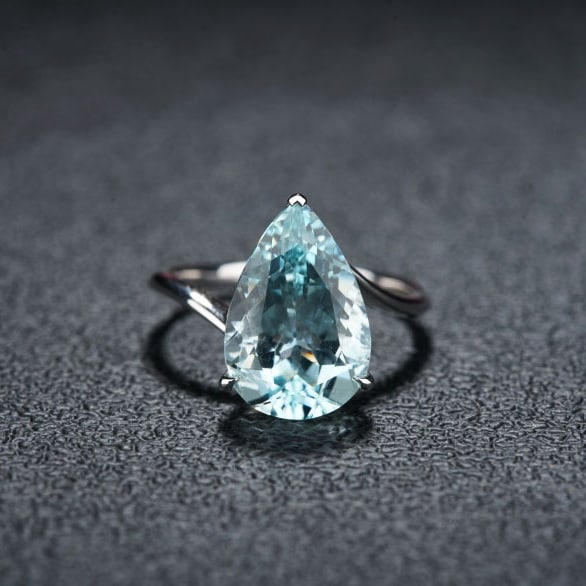 14k Gold 4.49 Ct Natural Aquamarine Ring: Ref:231046306 // gold content:14k gold // ring size:7. 25us // // main gemstone:aquamarine // shape:pear // carat weight:4. 49ct // color:santa maria color // treatment:natural // High Estimate: 5300