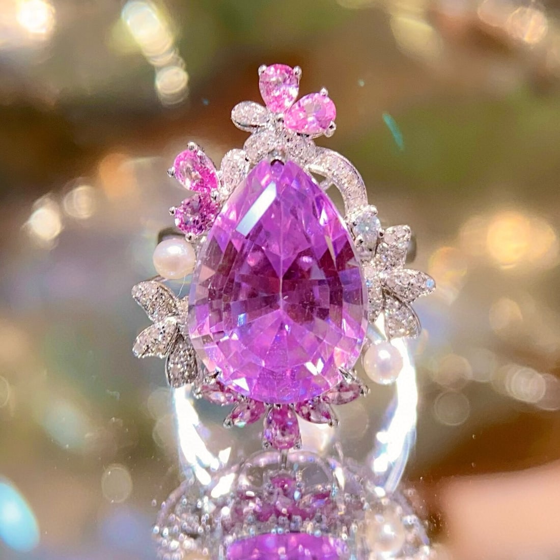14k Gold 13.5 Ct Natural Kunzite & Diamond Ring: Ref:231046315 // gold content:14k gold // ring size:7. 25us // // main gemstone:kunzite // shape:pear // carat weight:13. 5ct // color:purple // treatment:natural // // adjacent gemstone 2 : diamond