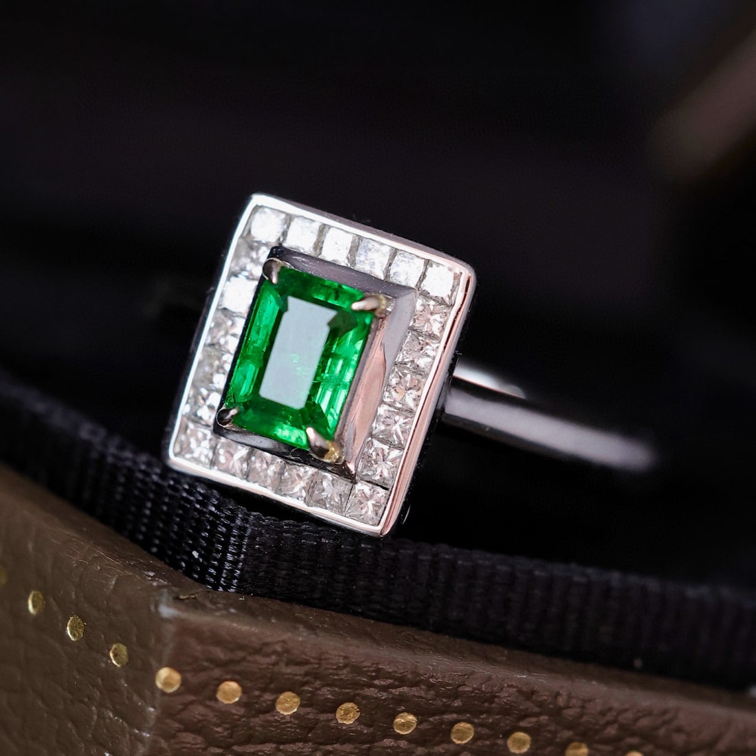 14k Gold 1.10 Ctw Vivid Green Natural Emerald & Diamond Ring - 4