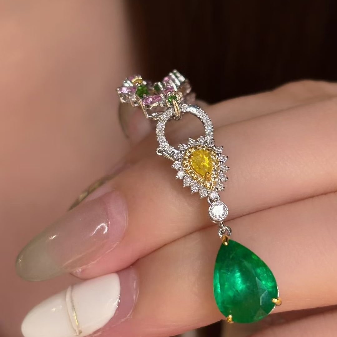 14k Gold 2.15 Ct Natural Emerald & Diamond Pendant( Without Chain ): Ref:231046329 // gold content:14k gold // main gemstone:emerald // shape:pear // carat weight:2. 15ct // color:green // treatment:natural // // adjacent gemstone 2 : diamond // shape:round // clarity