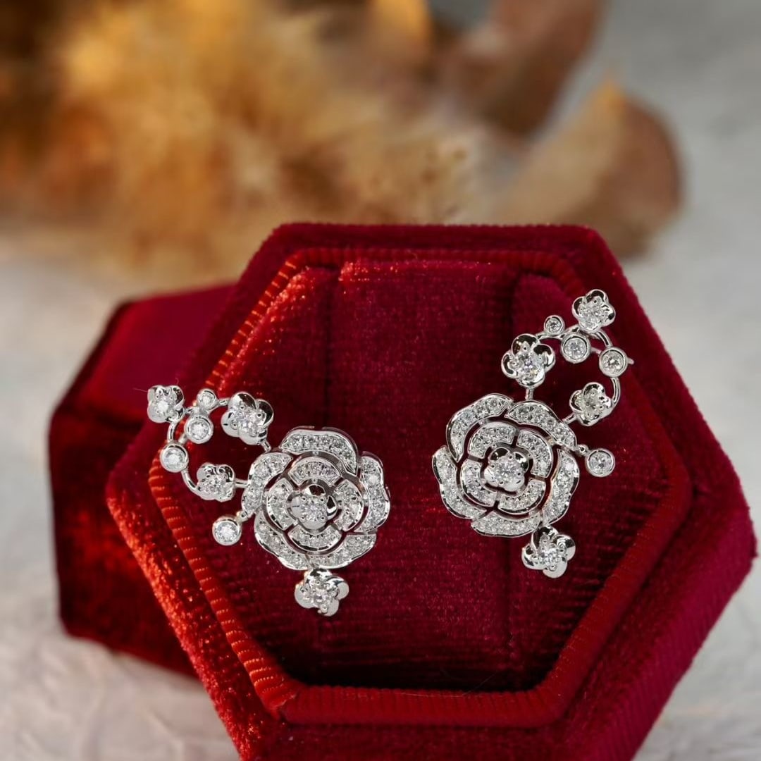14k Gold 0.6 Ct Natural H Diamond & Flowers Earrings: Ref:231046341 // gold content:14k gold // main gemstone:diamond // shape:round // carat weight:0. 6ct // clarity grade:vs-si // color:h // treatment:natural // cut grade:g // Condition: New Low