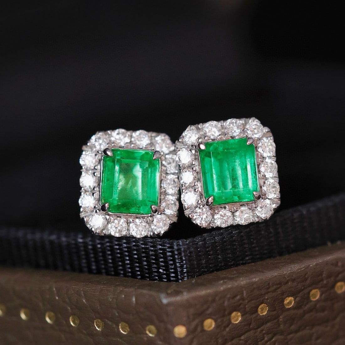 14k Gold 0.99 Ctw Natural Emerald & Diamond Earrings: Ref:231046374 // gold content:14k gold // main gemstone:emerald // shape:octagonal // carat weight:0. 7ct // color:green // treatment:natural // // adjacent gemstone 2 : diamond // shape:round //