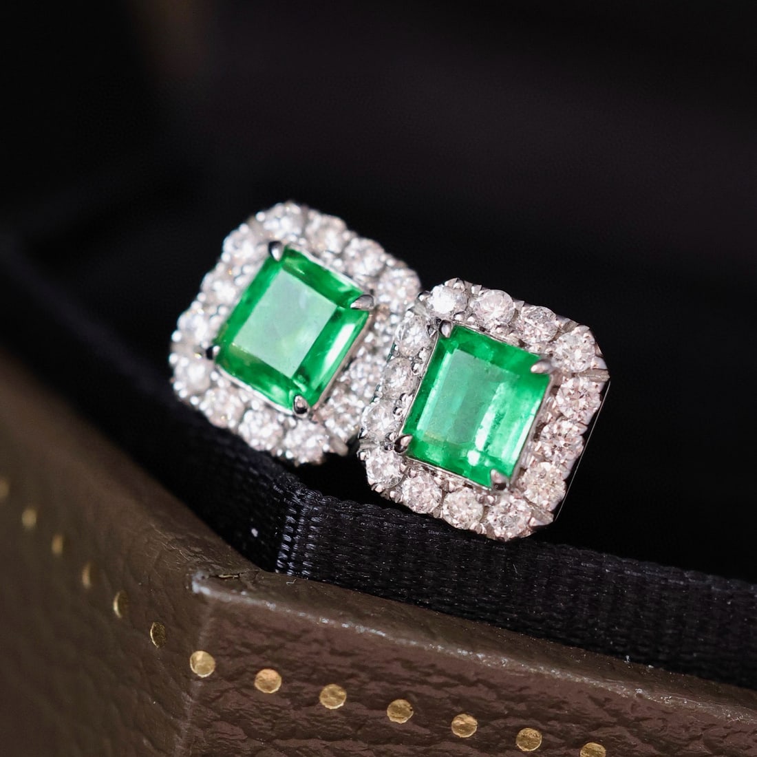 14k Gold 0.99 Ctw Natural Emerald & Diamond Earrings - 5