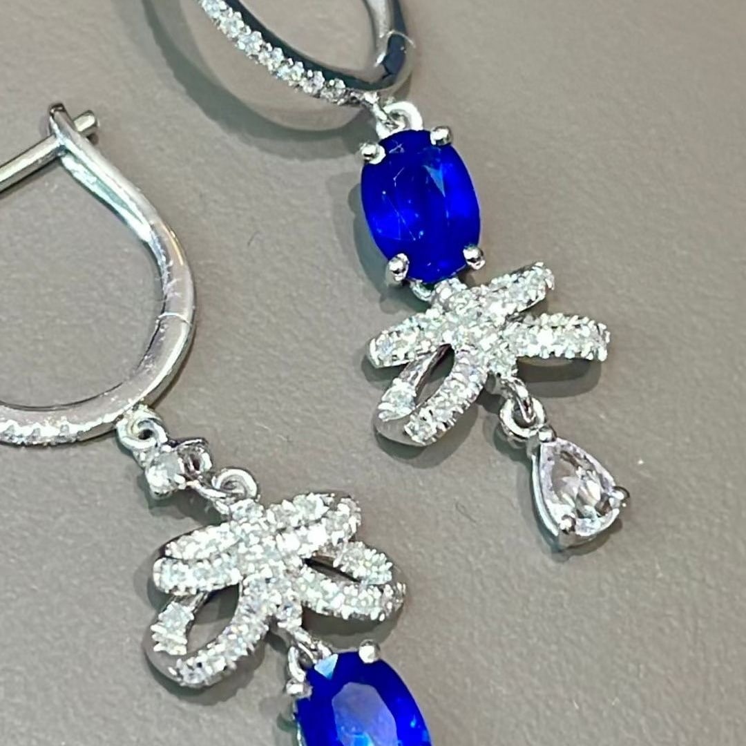 14k Gold 1.02 Ct Natural Sapphire & Diamond Earrings: Ref:231046376 // gold content:14k gold // main gemstone:sapphire // shape:oval // carat weight:1. 02ct // color:royal blue // treatment:natural // // adjacent gemstone 2 : diamond // shape:round // cl