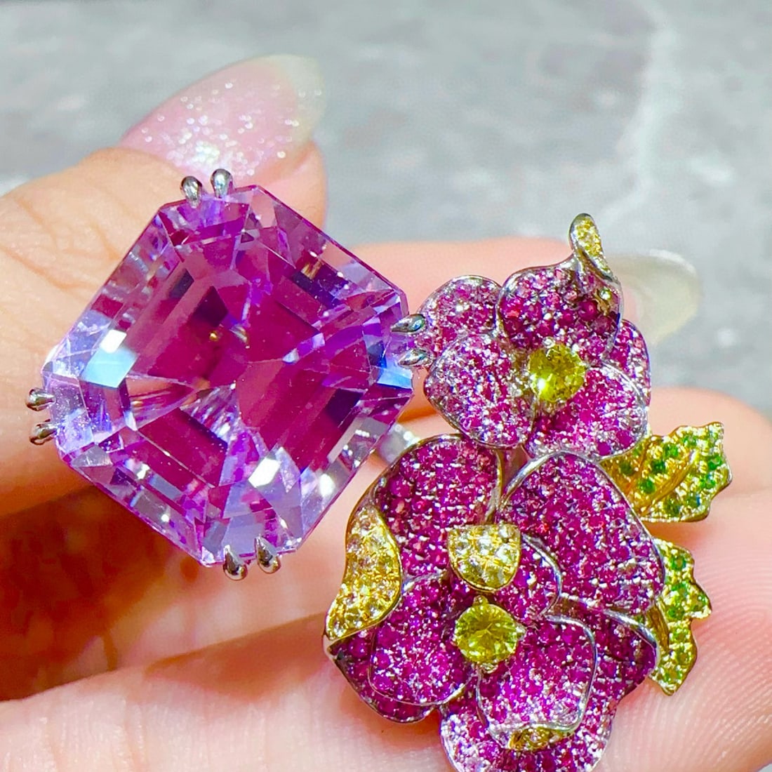 14k Gold 15.05 Ct Natural Kunzite & Sapphire Ring: Ref:231046386 // gold content:14k gold // ring size:7. 25us // // main gemstone:kunzite // shape:octagonal // carat weight:15. 05ct // color:purple // treatment:natural // // adjacent gemstone 2 :