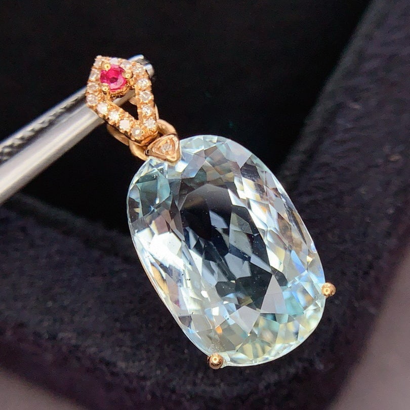 14k Gold 7.0 Ct Natural Aquamarine & Diamond Pendant( Without Chain ): Ref:231046391 // gold content:14k gold // main gemstone:aquamarine // shape:oval // carat weight:7. 0ct // color:blue // treatment:natural // // adjacent gemstone 2 : diamond // shape:round //