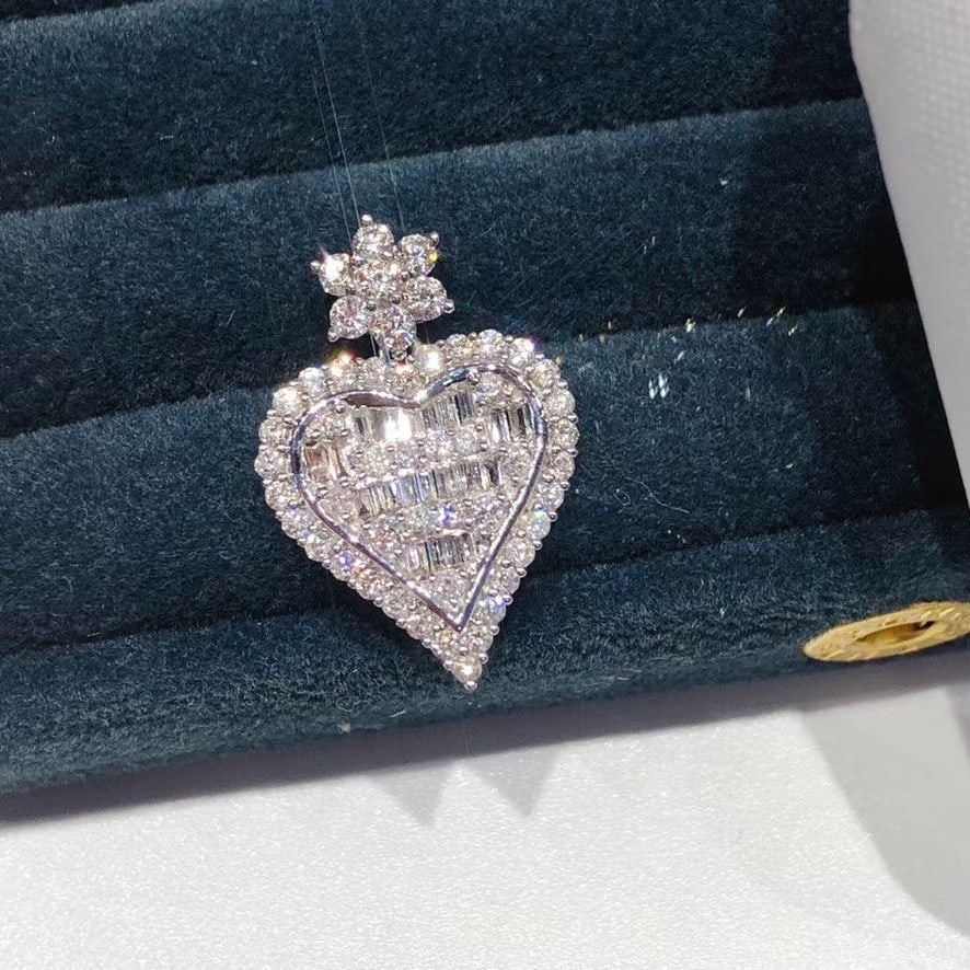14k Gold 0.85 Ct Natural H Diamond Pendant( Without Chain ): Ref:231046401 // gold content:14k gold // main gemstone:diamond // shape:multiply // carat weight:0. 85ct // clarity grade:vs-si // color:h // treatment:natural // Low Estimate: 2400 Condition: New