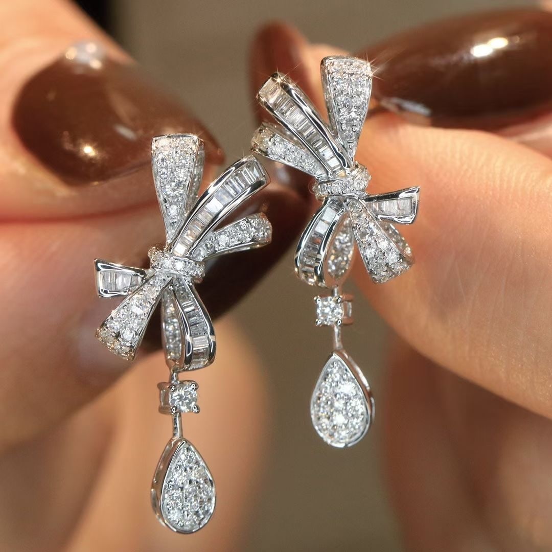 14k Gold 0.76 Ct Natural H Diamond Earrings: Ref:231046404 // gold content:14k gold // main gemstone:diamond // shape:multiply // carat weight:0. 76ct // clarity grade:vs-si // color:h // treatment:natural // Condition: New Low Estimate: 3100