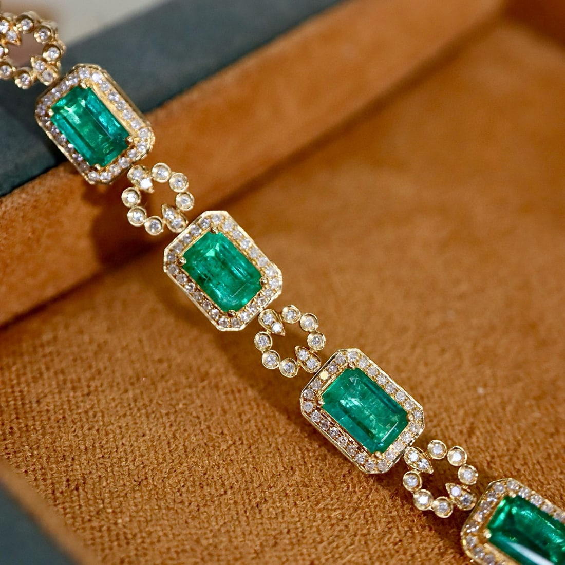 14k Gold 4.71 Ctw Natural Emerald & Diamond Bracelet: Ref:231046411 // gold content:14k gold // main gemstone:emerald // shape:octagonal // carat weight:4. 01ct // color:green // treatment:natural // // adjacent gemstone 2 : diamond // shape:round //