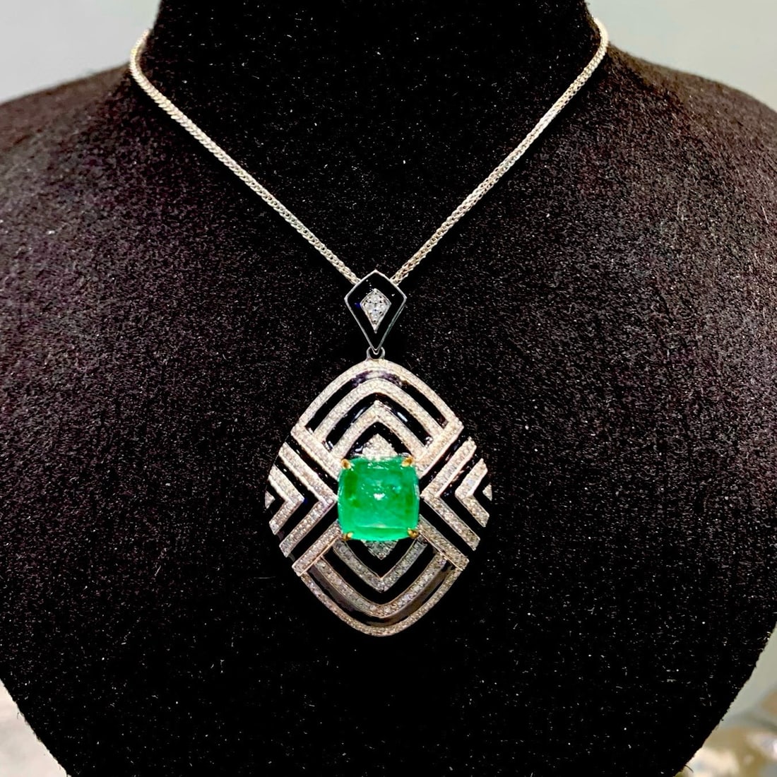 14k Gold 3 Ct Natural Emerald & Diamond Pendant( Without Chain ): Ref:231046412 // gold content:14k gold // main gemstone:emerald // shape:suger-loaf // carat weight:3ct // color:green // treatment:natural // // adjacent gemstone 2 : diamond // shape:round //