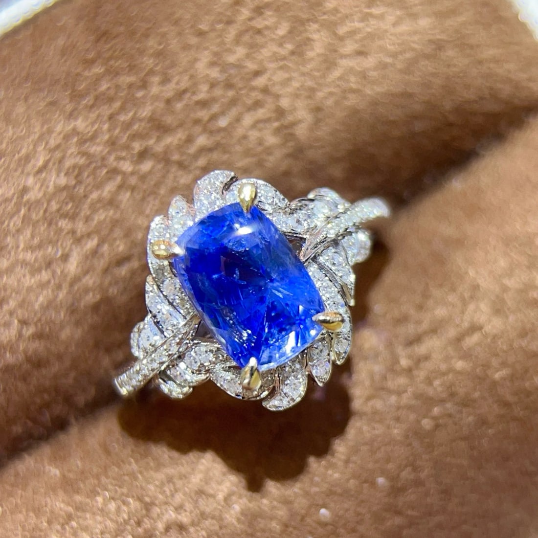 14k Gold 2.82 Ctw Natural Sapphire & Diamond Ring: Ref:231046414 // gold content:14k gold // ring size:7. 25us // // main gemstone:sapphire // shape:cushion // carat weight:2. 60ct // color:blue // treatment:natural // // adjacent gemstone 2 :