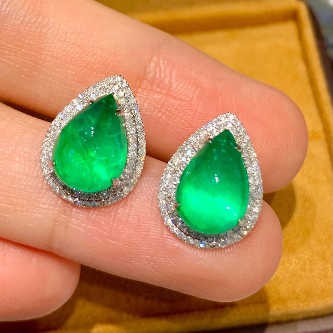 14k Gold 5.6 Ct Natural Emerald & Diamond Earrings - 4