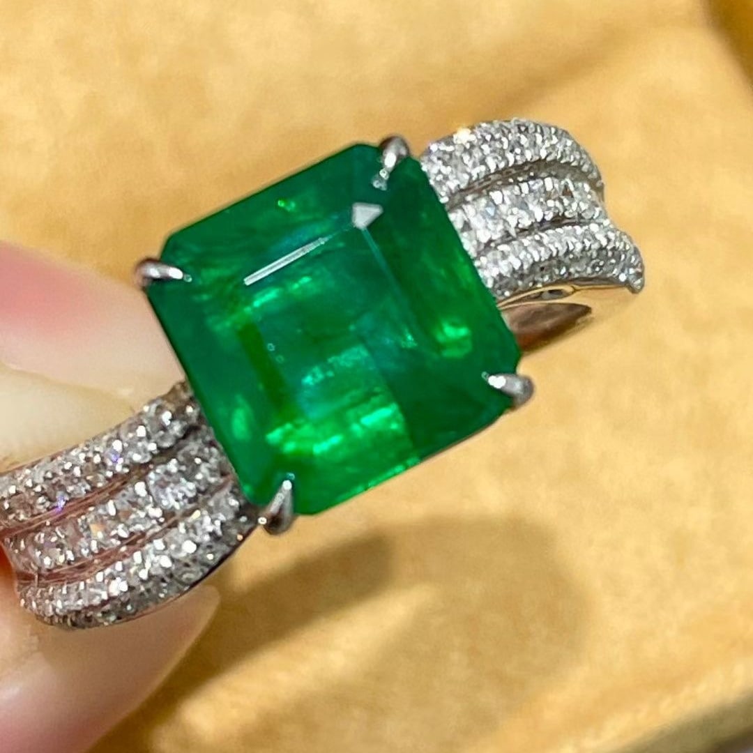 14k Gold 2.5 Ct Vivid Green Natural Emerald & Diamond Ring: Ref:231046425 // gold content:14k gold // ring size:7. 25us // // main gemstone:emerald // shape:octagonal // carat weight:2. 5ct // color:vivid green // treatment:natural // // adjacent gemstone 2 :