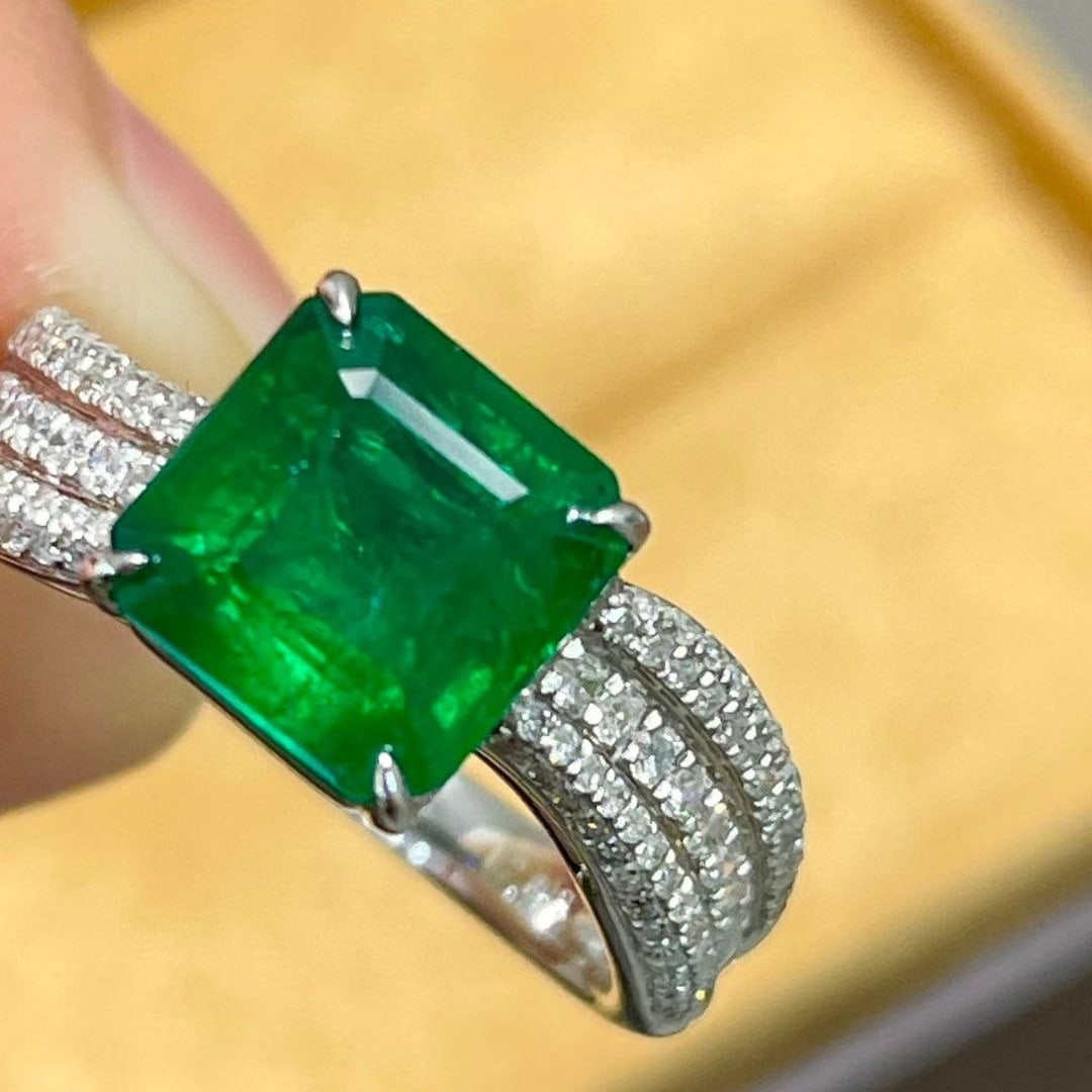 14k Gold 2.5 Ct Vivid Green Natural Emerald & Diamond Ring - 2