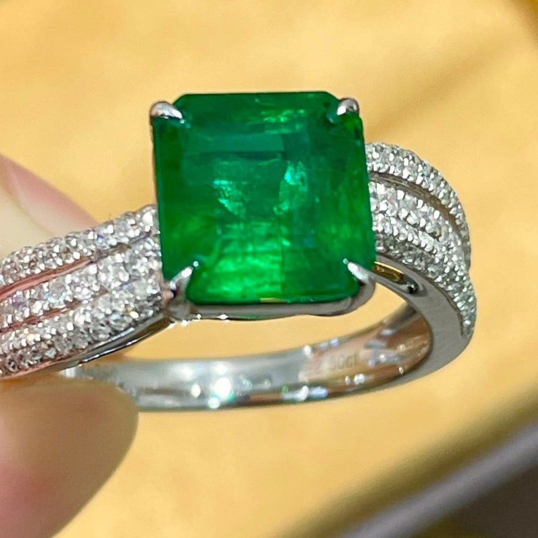 14k Gold 2.5 Ct Vivid Green Natural Emerald & Diamond Ring - 3