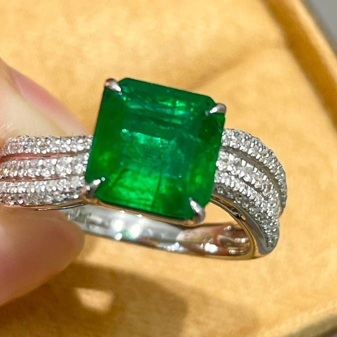 14k Gold 2.5 Ct Vivid Green Natural Emerald & Diamond Ring - 4
