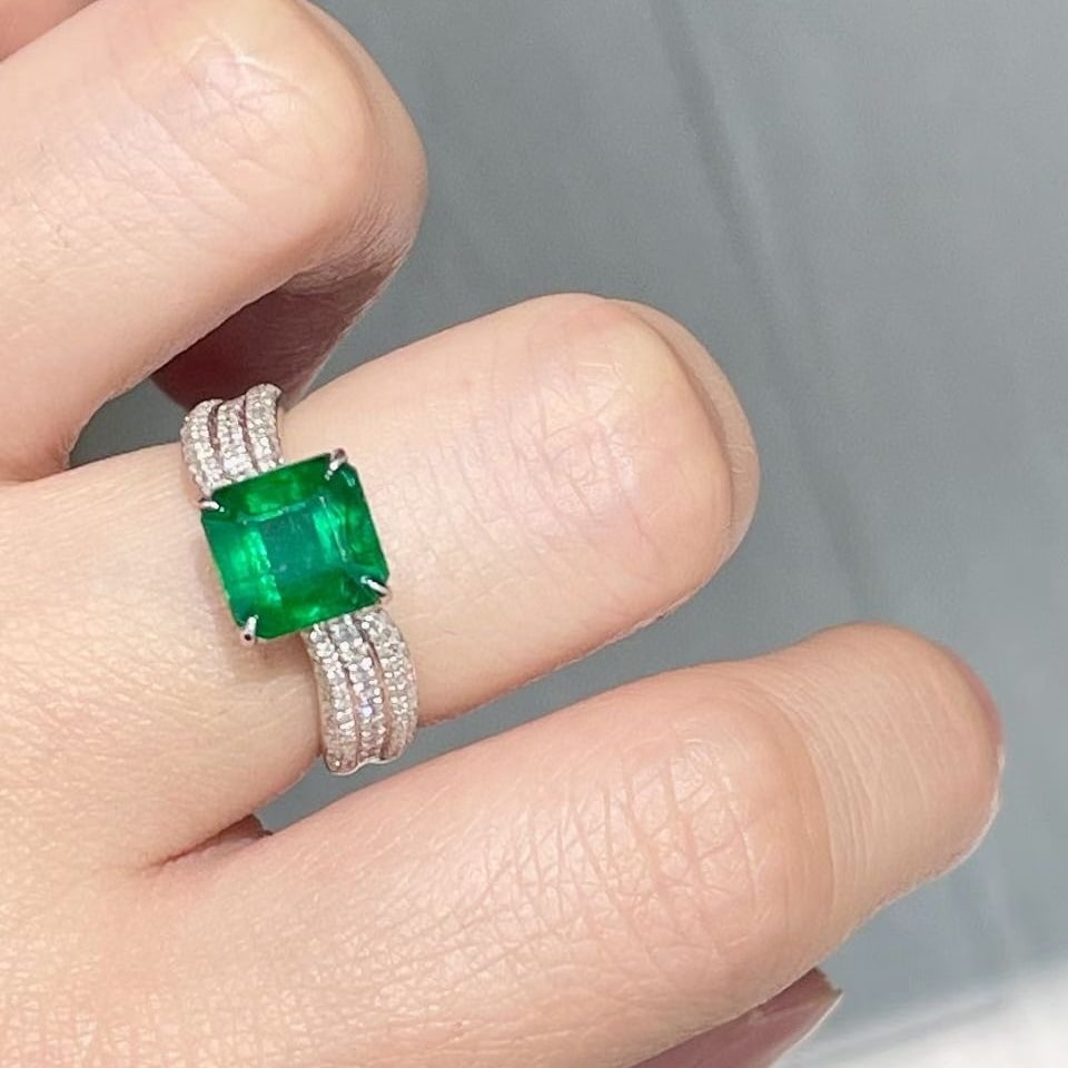 14k Gold 2.5 Ct Vivid Green Natural Emerald & Diamond Ring - 6