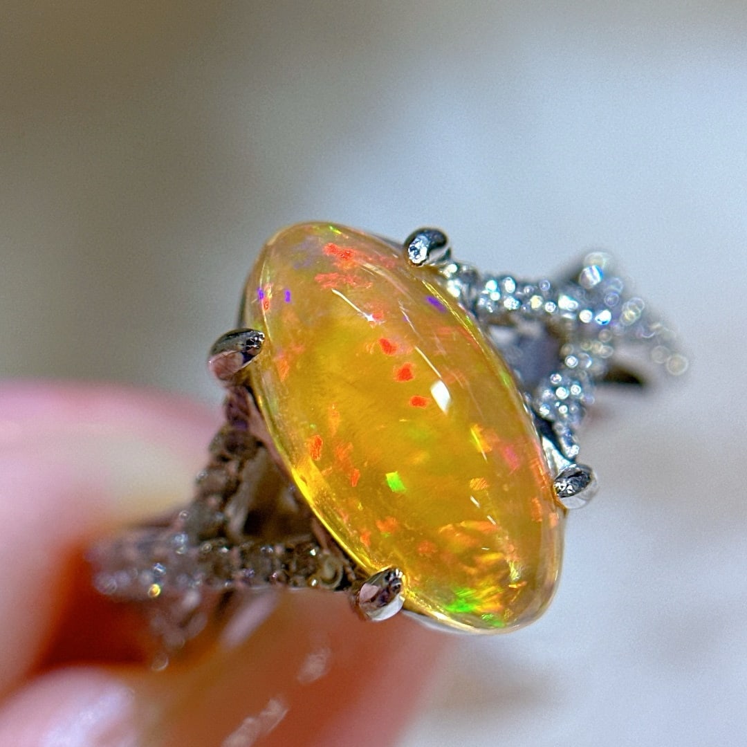 14k Gold 2.79 Ctw Natural Opal & Diamond Ring: Ref:231046431 // gold content:14k gold // ring size:7. 25us // // main gemstone:opal // shape:oval // carat weight:2. 50ct // color:orange // treatment:natural // // adjacent gemstone 2 : diamond //