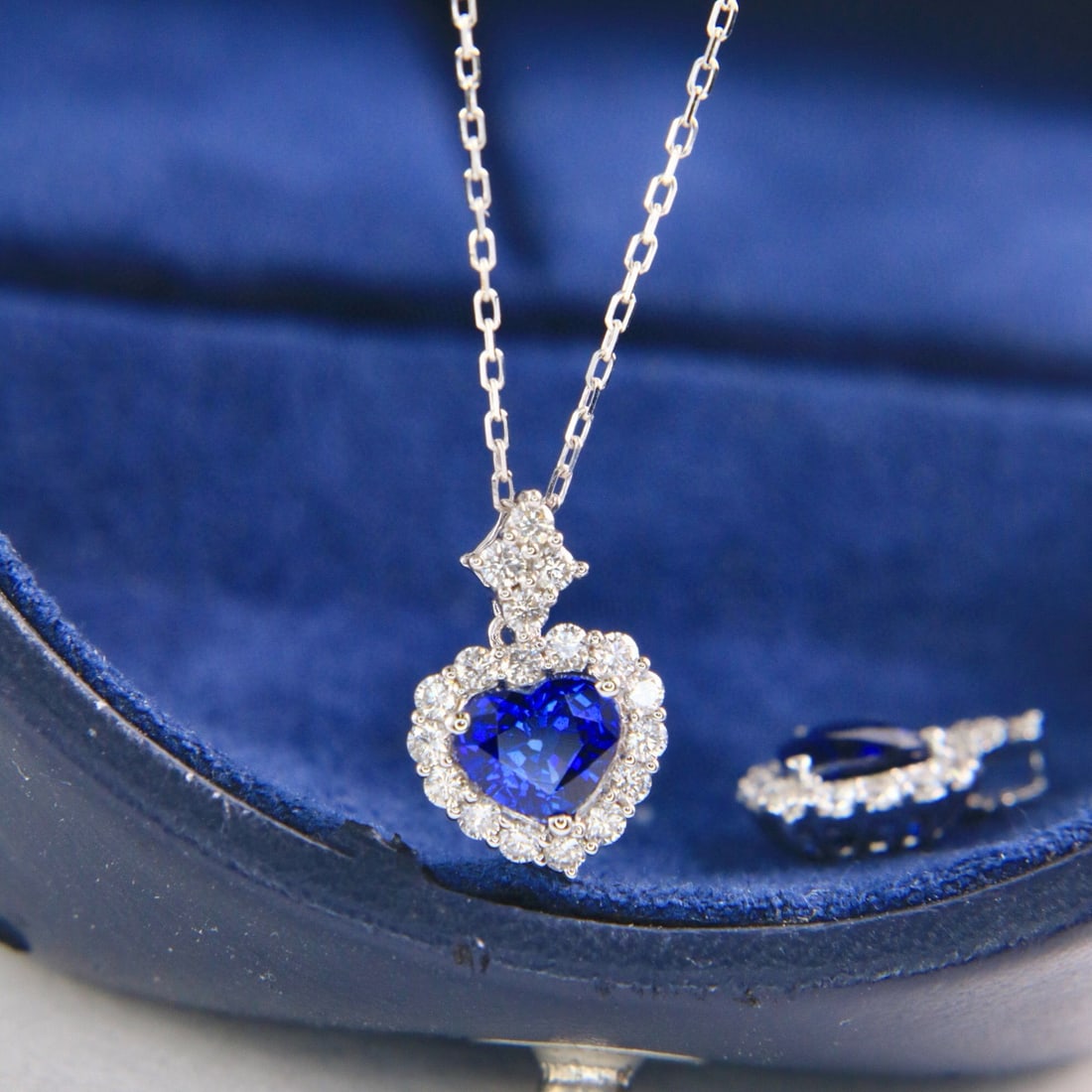 14k Gold 1.03 Ctw Natural Sapphire & Diamond Necklace: Ref:231046450 // gold content:14k gold // main gemstone:sapphire // shape:heart // carat weight:0. 77ct // color:royal blue // treatment:natural // // adjacent gemstone 2 : diamond // shape:round //