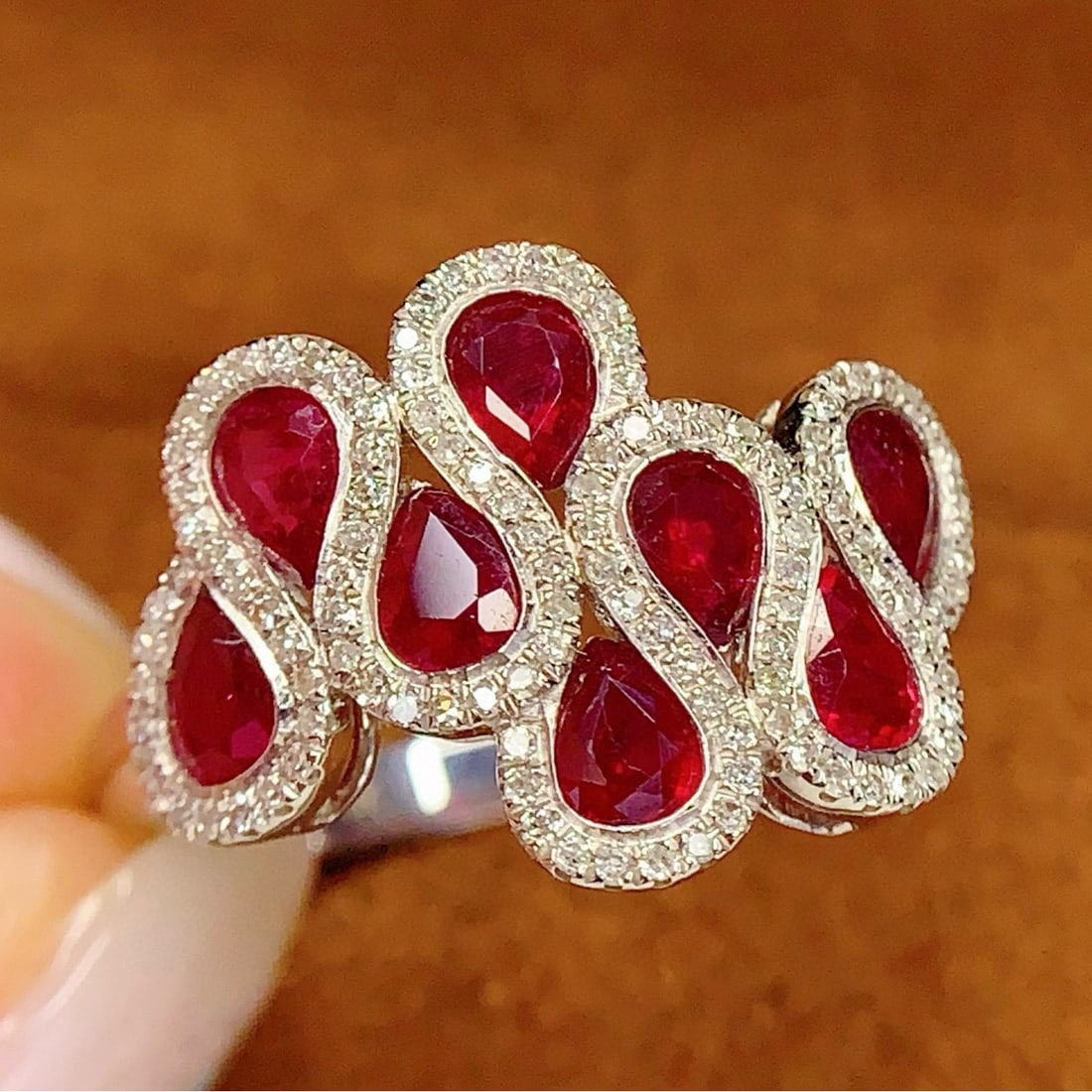 14k Gold 2.8 Ct Natural Ruby & Diamond Ring: Ref:231047004 // gold content:14k gold // ring size:7. 25us // // main gemstone:ruby // shape:pear // carat weight:2. 8ct // color:red // treatment:natural // // adjacent gemstone 2 : diamond //