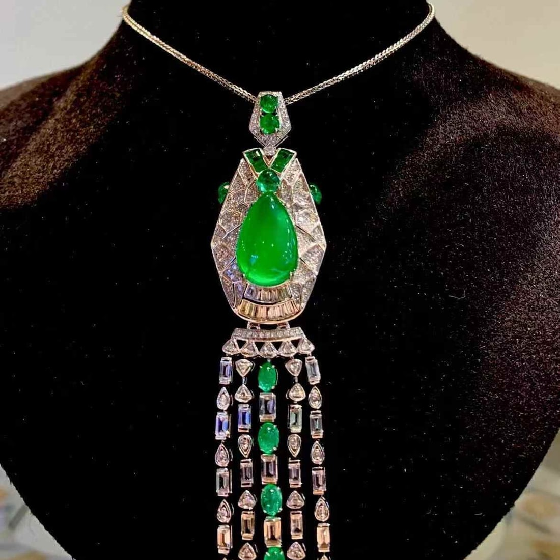 14k Gold 3.6 Ct Natural Emerald & Diamond Necklace: Ref:231047023 // gold content:14k gold // main gemstone:emerald // shape:pear // carat weight:3. 6ct // color:green // treatment:natural // // adjacent gemstone 2 : diamond // shape:round // clarity