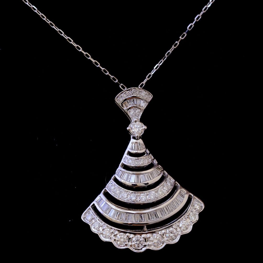 14k Gold 0.95 Ct Natural H Diamond Necklace: Ref:231047037 // gold content:14k gold // main gemstone:diamond // shape:multiply // carat weight:0. 95ct // clarity grade:vs-si // color:h // treatment:natural // High Estimate: 5300 Low Estimate: