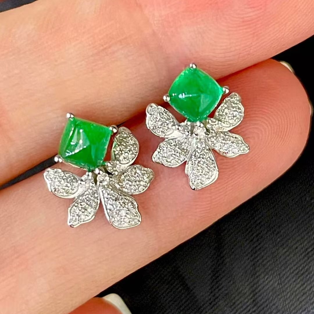 14k Gold 1.2 Ct Vivid Green Natural Emerald & Diamond Earrings: Ref:231047181 // gold content:14k gold // main gemstone:emerald // shape:sugar-loaf // carat weight:1. 2ct // color:vivid green // treatment:natural // // adjacent gemstone 2 : diamond // shape:round