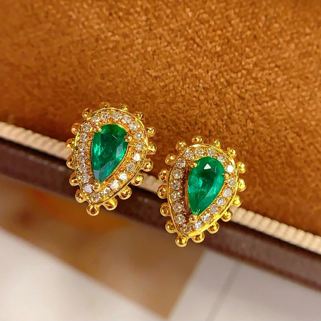 14k Gold 0.6 Ct Vivid Green Natural Emerald & Diamond Earrings - 6