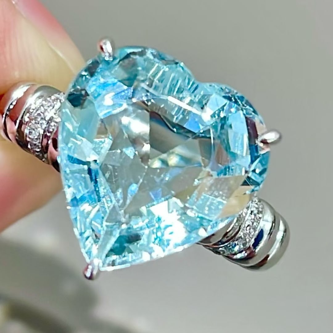 14k Gold 5.08 Ct Natural Aquamarine & Diamond Ring: Ref:231047255 // gold content:14k gold // ring size:7. 25us // // main gemstone:aquamarine // shape:heart // carat weight:5. 08ct // color:blue // treatment:natural // // adjacent gemstone 2 :