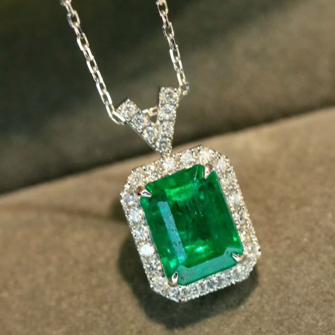 14k Gold 1.64 Ctw Vivid Green Natural Emerald & Diamond Necklace: Ref:231048105 // gold content:14k gold // main gemstone:emerald // shape:octagonal // carat weight:1. 44ct // color:vivid green // treatment:natural // // adjacent gemstone 2 : diamond // shape:round