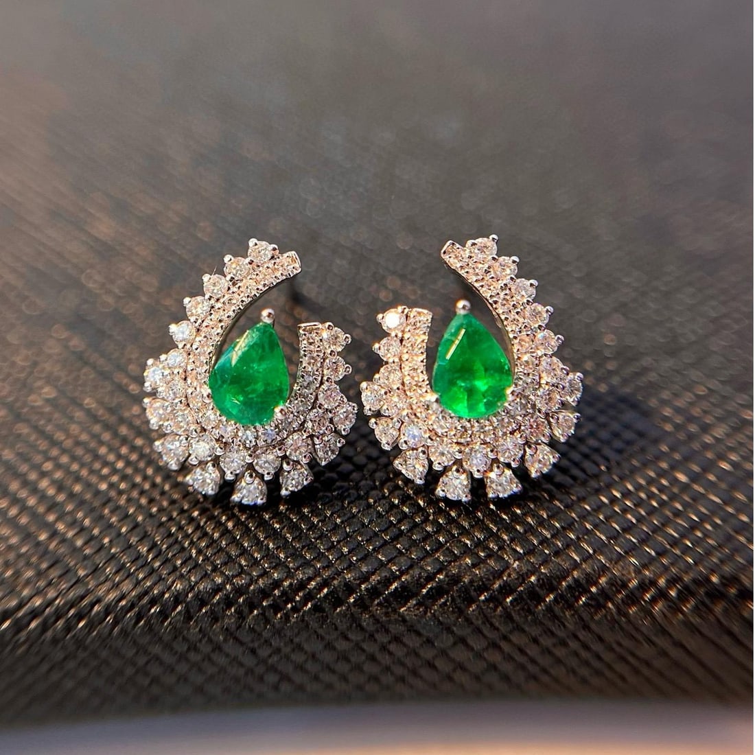 14k Gold 1.10 Ctw Vivid Green Natural Emerald & Diamond Earrings: Ref:231048187 // gold content:14k gold // main gemstone:emerald // shape:pear // carat weight:0. 50ct // color:vivid green // treatment:natural // // adjacent gemstone 2 : diamond // shape:round // ca