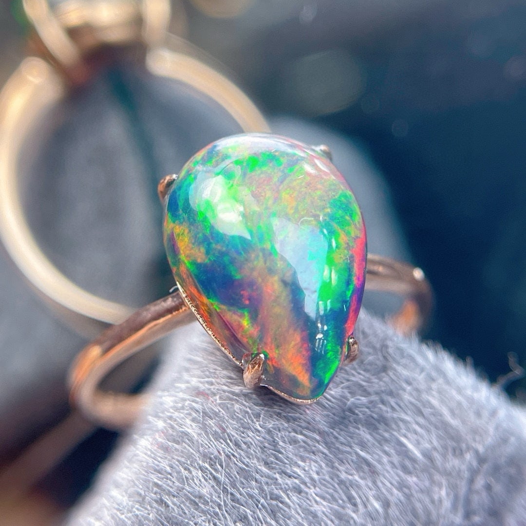 14k Gold 3.58 Ct Natural Opal Ring: Ref:231048227 // gold content:14k gold // ring size:7. 25us // // main gemstone:opal // shape:pear // carat weight:3. 58ct // color:color // treatment:natural // High Estimate: 2100 Low Estimate: