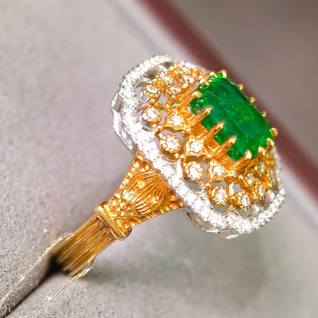 14k Gold 2.20 Ctw Vivid Green Natural Emerald & Diamond Ring - 3