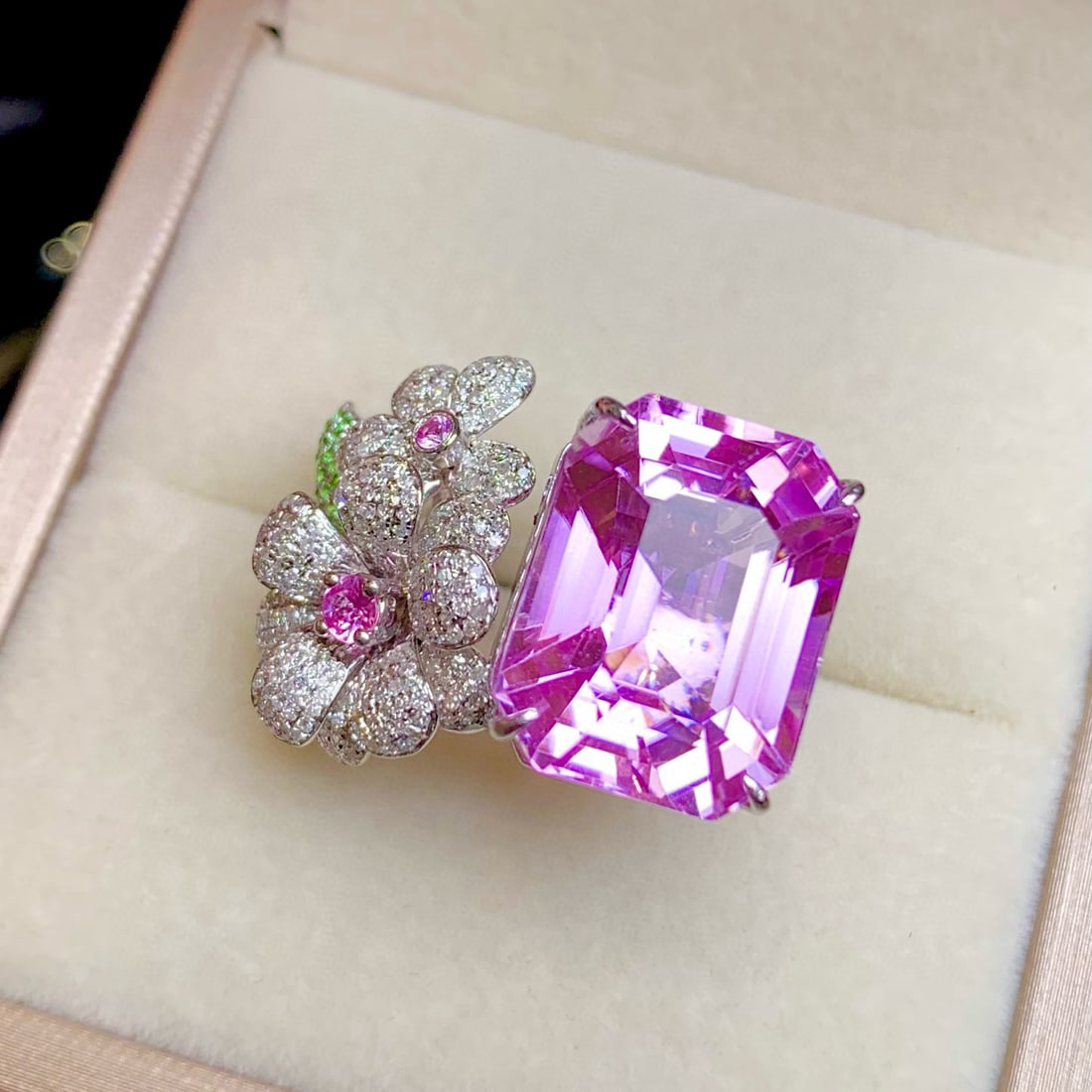 14k Gold 22.6 Ct Natural Kunzite & Diamond & Sapphire & Tsavorite Ring: Ref:231048286 // gold content:14k gold // ring size:7. 25us // // main gemstone:kunzite // shape:octagonal // carat weight:22. 6ct // color:purple // treatment:natural // // adjacent gemstone 2 :