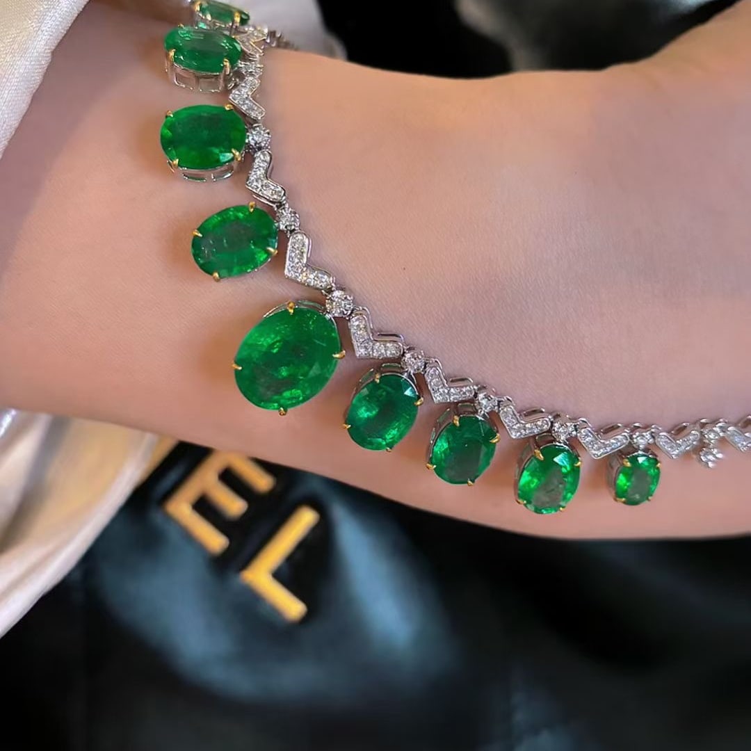 14k Gold 13.5 Ct Vivid Green Natural Emerald & Diamond Necklace - 2
