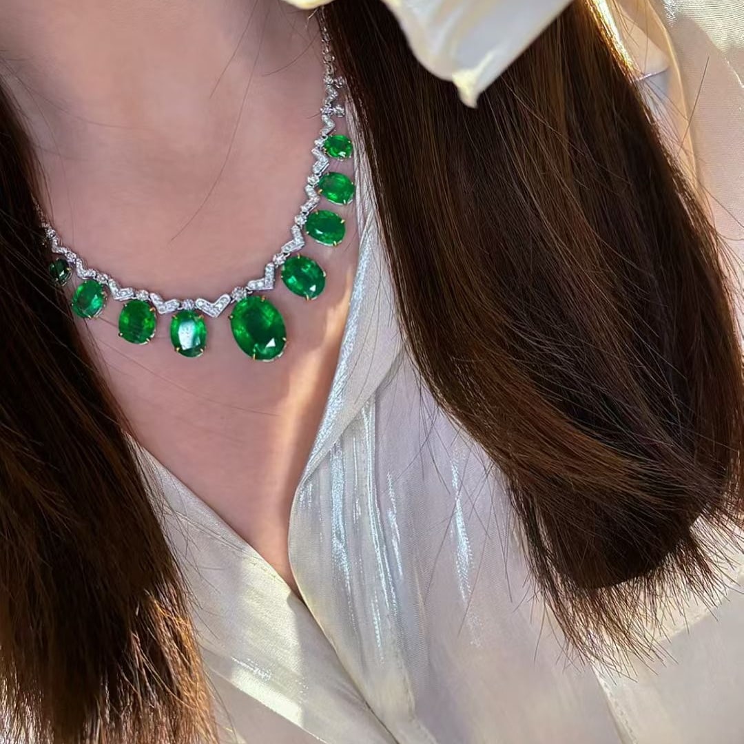 14k Gold 13.5 Ct Vivid Green Natural Emerald & Diamond Necklace - 4