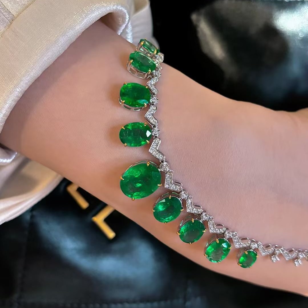 14k Gold 13.5 Ct Vivid Green Natural Emerald & Diamond Necklace - 6